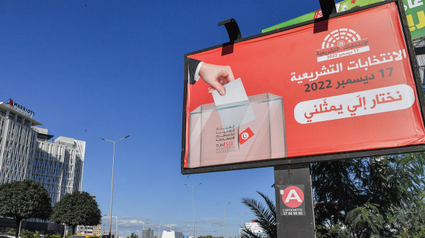 Una valla publicitaria invita a votar en las elecciones legislativas de Túnez