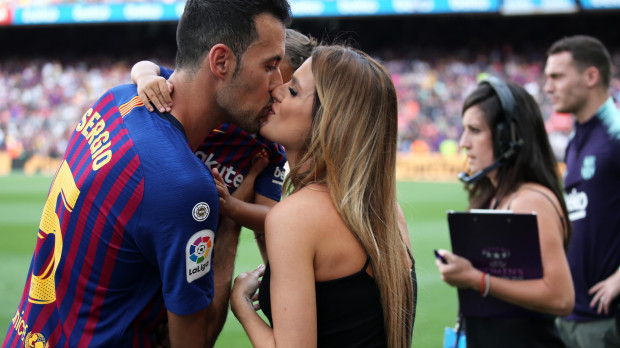 El futbolista Serguio Busquets y Elena Galera con su hijo Enzo Busquets durante un partido de la Liga 2018