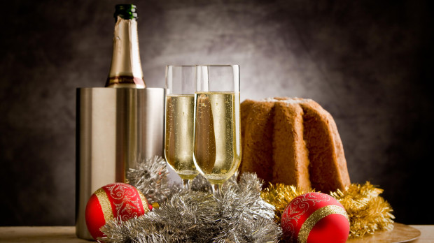 .food,aliment,bread,sweet,holiday,winter,sepia,celebrate,reveling,revels,celebrates,alcohol,bubbles,cake,pie,cakes,bottle,champagne,dish,meal,new year,christmas,december,calories,raisins,traditions,balls,parties,decorations,spheres,coruscating,sparkling,toast,garland,sparkling wine,ornaments,fresh,xmas,x-mas,events,panettone,pandoro