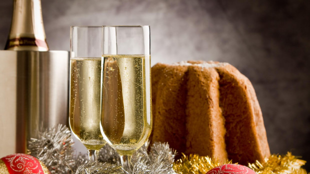 .food,aliment,bread,sweet,holiday,winter,sepia,celebrate,reveling,revels,celebrates,alcohol,bubbles,cake,pie,cakes,bottle,champagne,dish,meal,new year,christmas,december,calories,raisins,traditions,balls,parties,decorations,spheres,coruscating,sparkling,toast,garland,sparkling wine,ornaments,fresh,xmas,x-mas,events,panettone,pandoro