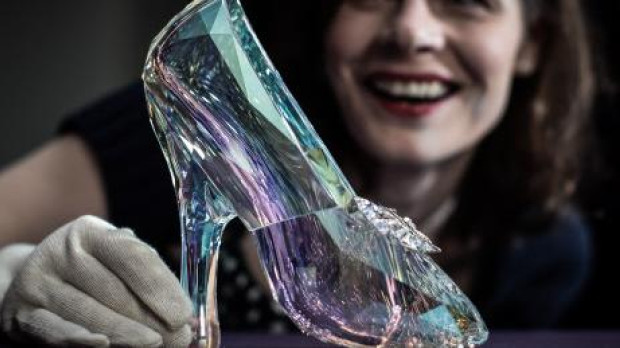 El zapato de cristal de Swarowski creado para la última versión de Disney de La Cenicienta