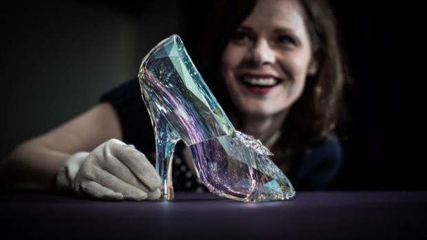 El zapato de cristal de Swarowski creado para la última versión de Disney de La Cenicienta