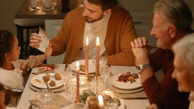 En una mesa de Navidad, los colores verde oscuro, rojo y dorado son los más utilizados