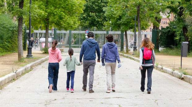 Padres con sus hijos paseando por el Parque de Maria Luisa, Sevilla