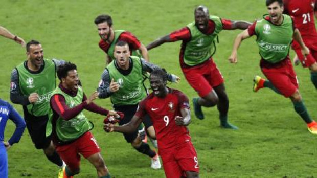 Eder, en primer plano, en el momento de la celebración del gol más importante de la historia de Portugal
