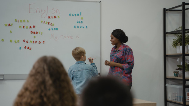 Un joven en clase de inglés, dudando