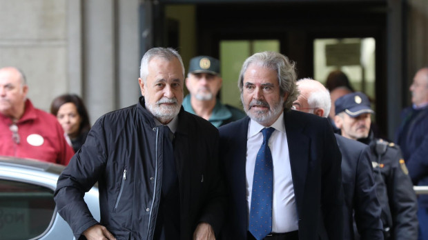 El expresidente de la Junta de Andalucía José Antonio Griñán, junto a su abogado, a su llegada al juicio del caso ERE en la Audiencia de Sevilla