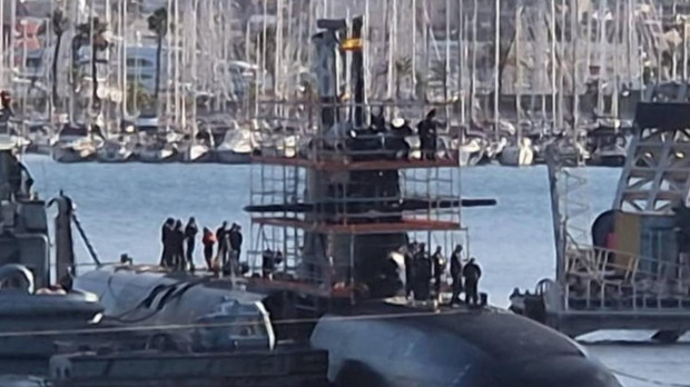 El flamante submarino S-81 deja el dique seco tras su varada y afronta sus últimos exámenes
