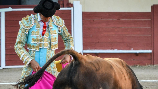 José Ruiz Muñoz en un remate con el capote