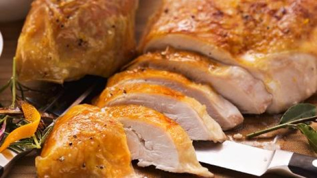 Sliced roast turkey with cranberry sauce and sweet potato puree  Accion de gracias Acción de gracias America America del Norte América América del Norte Arandanos agrios Arándanos agrios Asada Asado Asado de ave Ave de corral Aves de corral Baya Cocina americana Cocina de America Cocina de America del Norte Cocina de América Cocina de América del Norte Cocina de los Estados Unidos Cocina del Norte de America Cocina del Norte de América Cocina estadounidense Cocina norteamericana Comida Comida con ave Comida de pava Cortar Cranberries Cubierto de trinchar Estados Unidos Food Frita Frito Guiso de pava Loncha Nadie Norteamerica Norteamérica Pava Pavo Pavo asado Pechuga de pava Plancha de madera Plato Plato de ave Plato de pava Plato fuerte Plato principal Pure de batatas Pure de boniato Puré de batatas Puré de boniato Raja Rebanada Rodaja Tabla de madera Tabla para cortar Thanksgiving Trinchada Trinchado USA