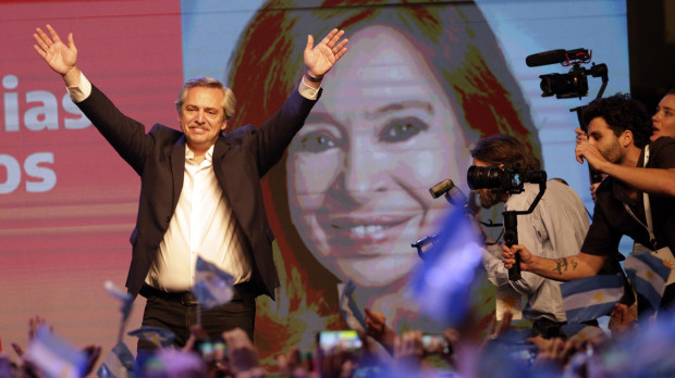 El presidente argentino Alberto Fernández y una imagen de Cristina Kirchner (2019)