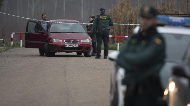 Miembros de la Guardia Civil se personan en la vivienda donde una mujer de 34 años ha sido presuntamente asesinada con arma blanca en Escalona (Toledo)