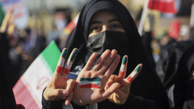 Un grupo de mujeres iraníes se manifiestan en favor del régimen Iraní