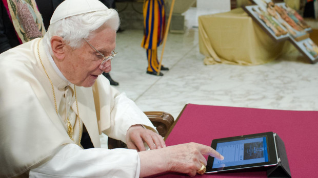 Benedicto XVI, con una tablet