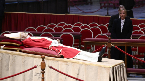 Georgia Meloni, primer ministro de Italia, en la capilla ardiente de Benedicto XVI