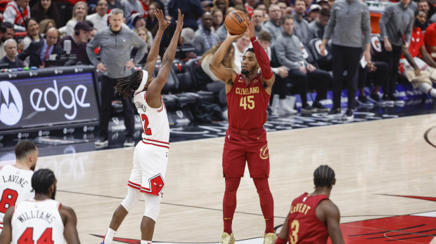 AME3590. CHICAGO (ESTADOS UNIDOS), 31/12/2022.- El escolta de los Cleveland Cavaliers, Donovan Mitchell (45), lanza contra el escolta de los Chicago Bulls, Ayo Dosunmu (12) durante un partido de la NBA entre Cleveland Cavaliers y Chicago Bulls, hoy, en el United Center de Chicago, Illinois (EE.UU.). EFE/ Kamil Krzaczynski