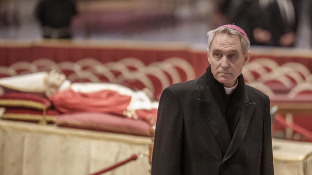 Georg Gänswein, frente a los restos mortales de Benedicto XVI