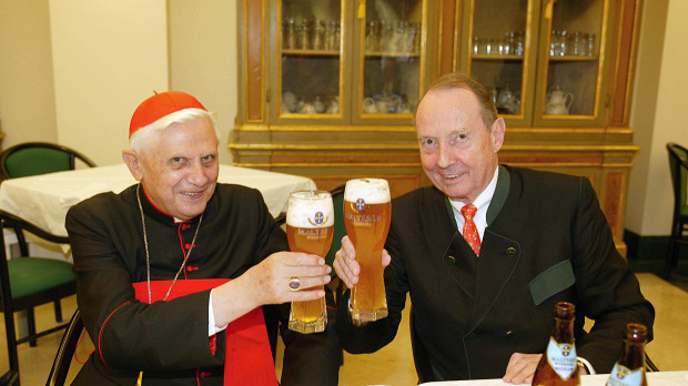EL CARDENAL JOSEPH RATZINGER BEBIENDO CERVEZA CON EMPRESARIOS CERVECEROS Action Press / SAGE PRESS / ©KORPA 22/09/03 ALEMANIA *** Local Caption *** ACTION PRESS / SAGE PRESS / #05011.085# ON THE PICTURE: CARDINAL JOSEPH RATZINGER WITH THE CEOS OF THE "STUTTGARTER HOFBRAU AG" PETER MAY (M) + GISBERT SATTLER (L) AT THE VATICAN IN ROME. (220903)