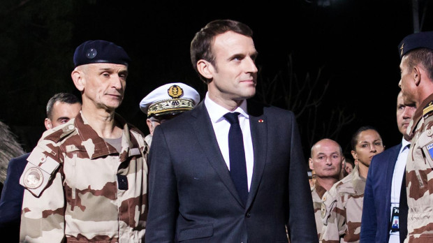 Emmanuel Macron, presidente de Francia, con soldados de la fuerza Barkhane en el Sahel