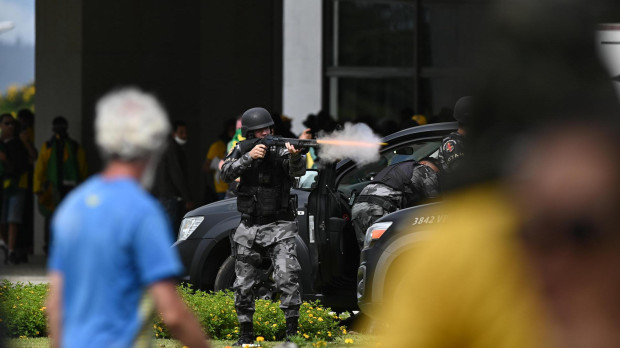 Policias enfrentan a seguidores del expresidente brasileño Jair Bolsonaro que han invadido el Congreso de Brasil
