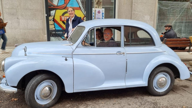 Luis E. Togores, con su Morris Minor