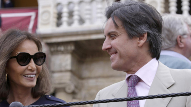 Isabel Preysler y un amigo durante un festejo taurino con motivo del Domingo de Resurrección de Sevilla. 01/04/2017