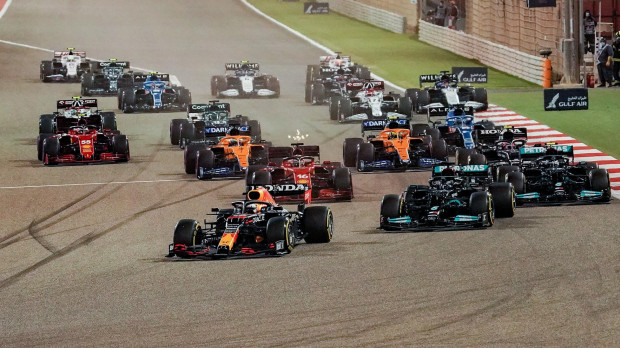 28.03.2021, Bahrain International Circuit, Sakhir, Formula 1 Gulf Air Bahrain Grand Prix 2021 ,im Bild Rennstart Max Verstappen (NEL#33), Red Bull Racing Honda vor, Lewis Hamilton (GBR#44), Mercedes-AMG Petronas Formula One Team, Valtteri Bottas (FIN#77), Mercedes-AMG Petronas Formula One Team, Charles Leclerc (MCO#16), Scuderia Ferrari Mission Winnow, Pierre Gasly (FRA#10), Scuderia AlphaTauri Honda, Lando Norris (GBR#4), McLaren F1 Team, Daniel Ricciardo (AUS#3), McLaren F1 Team 21 2021 Action Bahrain Motorsport Persönlichkeit SAISON Spiel Spieler Spo Sport Sportler
