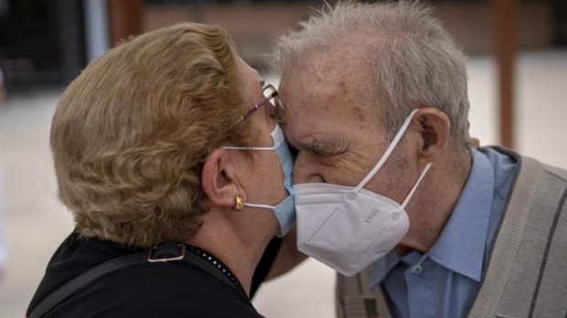 Imagen de dos personas mayores