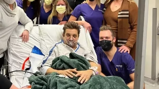 El actor Jeremy Renner rodeado del personal médico del centro en el que sigue ingresado