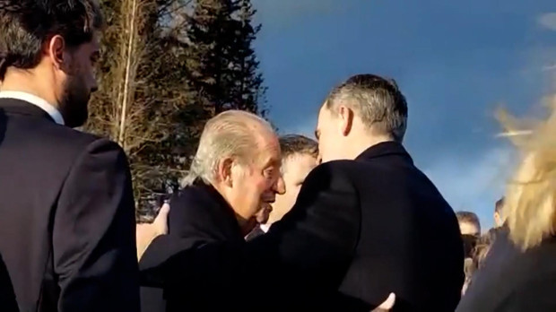 El Rey Felipe y el Rey Juan Carlos se abrazan en el entierro de Constantino II