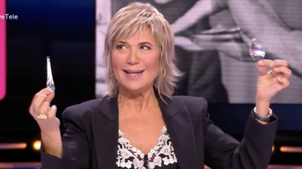 Julia Otero, con la cuchara de Geller
