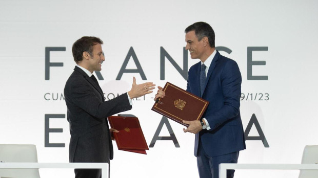 El presidente de Francia, Emmanuel Macron (i) y el presidente del Gobierno, Pedro Sánchez (d)
