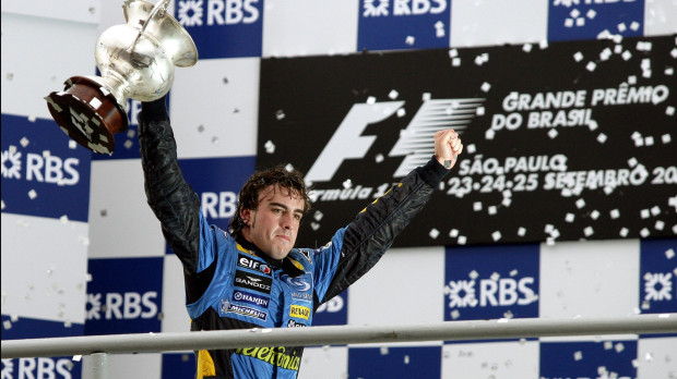 LOS PILOTOS DE FORMULA 1 FERNANDO ALONSO , DE LA ESCUDERIA RENAULT FORMULA TEAM , TERCER CLASIFICADO DURANTE EL GRAN PREMIO DE FORMULA 1 DE BRASIL 2005 EN INTERLAGOS , DONDE SE PROCLAMO CAMPEON DEL MUNDO 2005 Nebinger / Gromik / Cameleon / Abaca 84593 / © KORPA 25/09/2005 INTERLAGOS *** Local Caption *** 24 years old Spanish Formula 1 driver Fernando Alonso of Renault Team has been crowned in Interlagos, Brasil, Formula One race on September 25, 2005. Photo by Nebinger/Gromik/Cameleon/ABACAPRESS.COM 84593