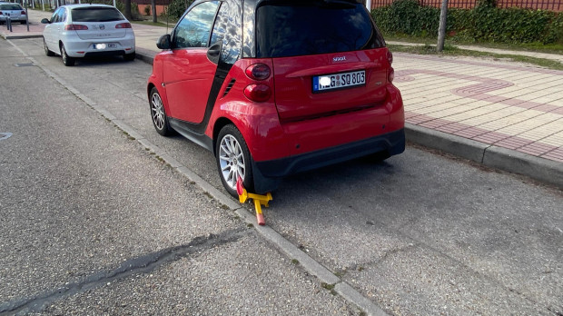 El cepo inmoviliza por completo un coche