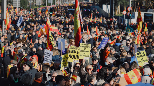 La plaza de Cibeles ha quedado pronto desbordada, los manifestantes se han mostrado contra multitud de políticas de Sánchez, como la lingüística o la educativa