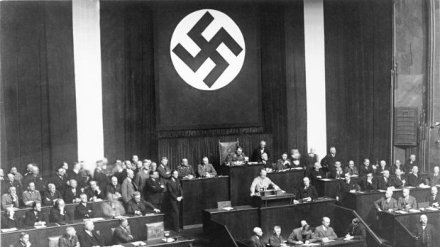 Adolf Hitler se dirige al Reichstag el 23 de marzo de 1933