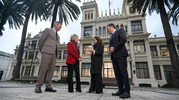 La ministra Nadia Calviño y la alcaldesa de A Coruña, Inés Rey, ante la futura sede de la Aesia
