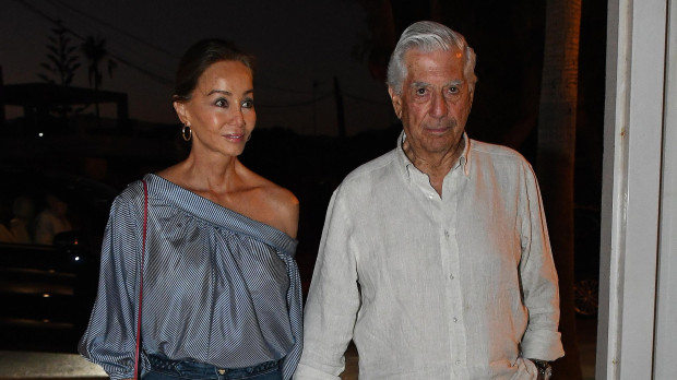 Isabel Preysler y Mario Vargas Llosa por las calles de Marbella. 01/09/2019 En la foto paseando de la mano