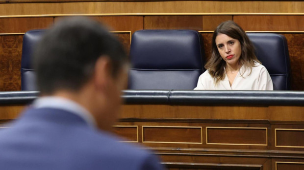 Irene Montero escucha una intervención de Pedro Sánchez, el 2 de noviembre en el Congreso