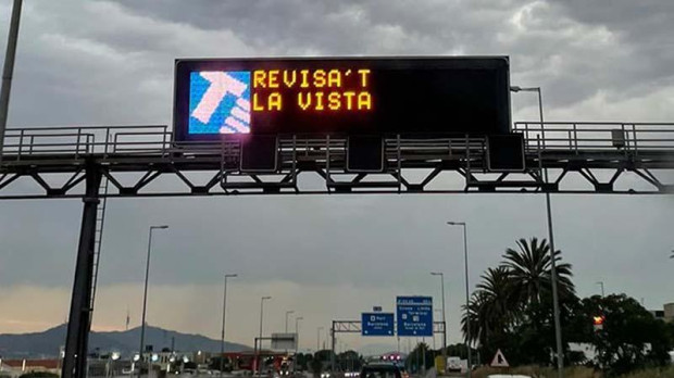 Panel luminoso en catalán en una autovía