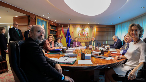 Los magistrados del Tribunal Constitucional Juan Carlos Campo (i) y Laura Díez Bueso (d) asisten al primer Pleno jurisdiccional de la institución tras la XIV renovación de la misma, este martes en Madrid. EFE/ Zipi