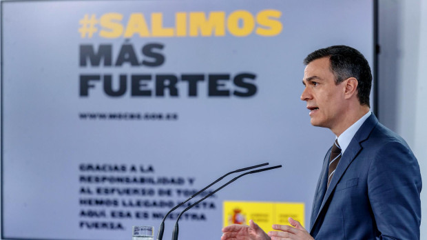 Pedro Sánchez, en rueda de prensa, junto a uno de los mensajes institucionales más repetidos tras la pandemia