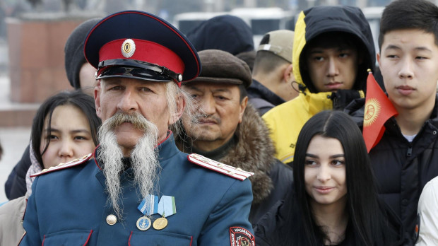 -FOTODELDÍA- BISKEK, 02/02/2023.- Un veterano de guerra durante la ceremonia de celebración del 80 aniversario de la liberación de Stalingrado, este jueves en la Plaza de la Victoria de Biskek, Kirgistán. Esta república celebra este acontecimiento histórico con diversos eventos preparados por el Ministerio de Defensa, la embajada rusa y organizaciones estudiantiles y de veteranos. La batalla de Stalingrado, una de las más importantes de la Segunda Guerra Mundial en el frente oriental, finalizó con victoria de la URSS el 2 de febrero de 1943 tras cinco meses de lucha entre el ejército soviético y las tropas nazis. EFE/IGOR KOVALENKO