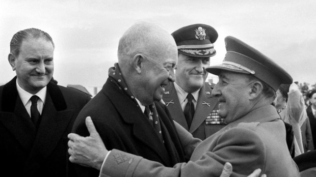 Abrazo entre el Presidente Dwight D. Eisenhower y el General Francisco Franco, en el aeropuerto de Torrejón