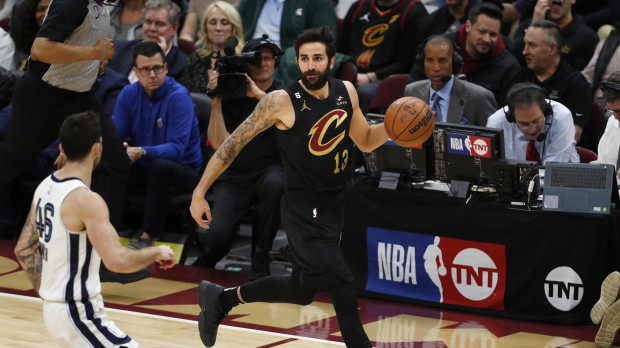 Ricky Rubio de los Cleveland Cavaliers (c) en acción hoy, durante la segunda mitad del partido de la NBA entre los Cleveland Cavaliers y los Memphis Grizzlies en Rocket Mortgage Fieldhouse en Cleveland, Ohio, (EEUU).EFE/ David Maxwell