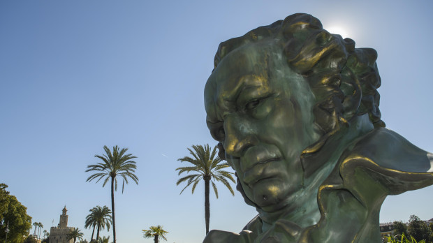 Una de las nueve réplicas de tamaño gigante de la estatuilla de Goya en una calle de Sevilla