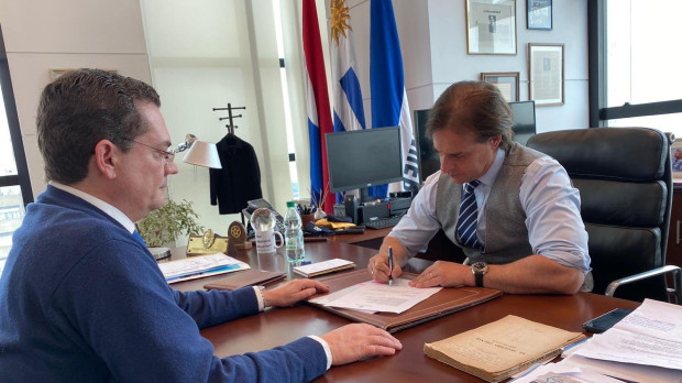El presidente de Uruguay Luis Lacalle Pou firmando el proyecto de Ley de Presupuesto de Uruguay