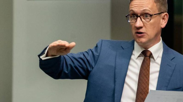 Julian Hill durante su discurso en el parlamento australiano