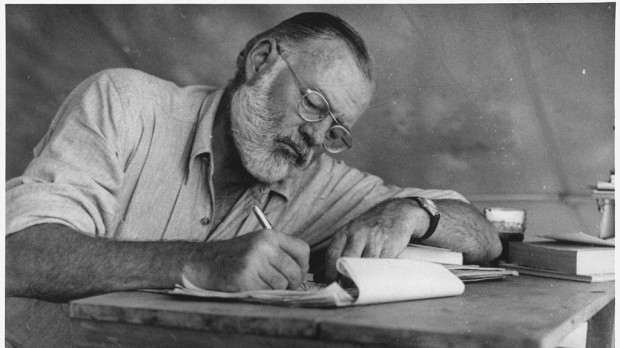 Hemingway escribiendo en un campamento en Kenia, hacia 1953