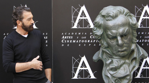 Antonio Banderas junto al busto de Goya